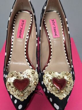 NEW!🔥Betsey Johnson Black and White Polka Dot Pumps with Gold Sequin Heart